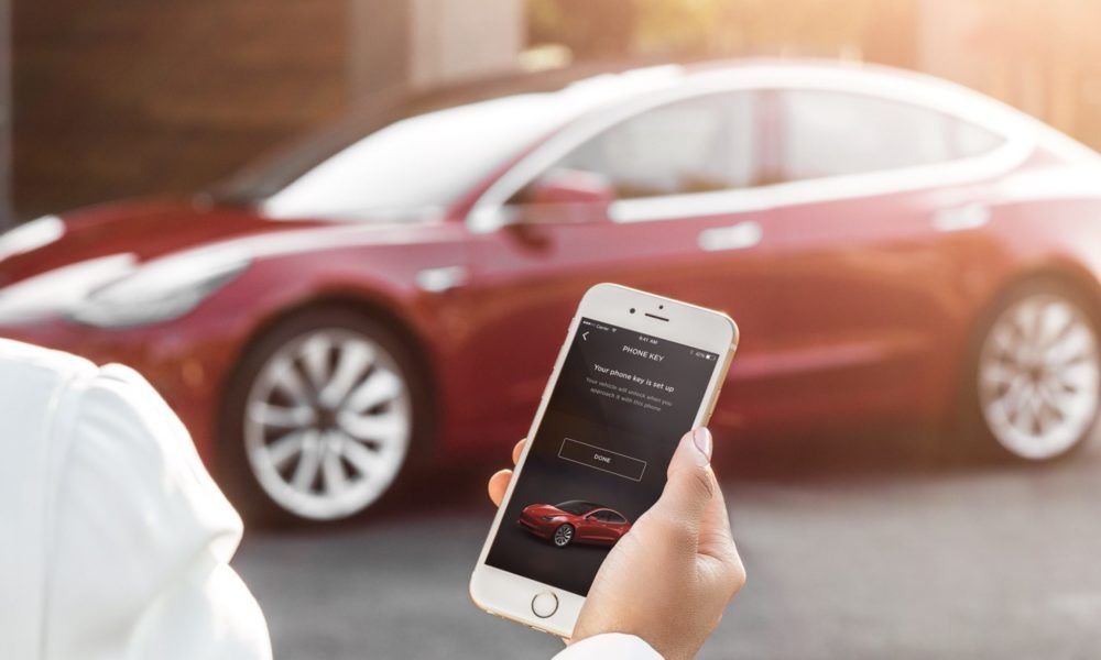 The new Tesla can be controlled from the mobile and will follow us